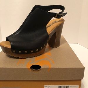 Brand New wedge sandals size 9 black  in color